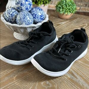 Men’s  Black Mesh Sneakers 10 Wide